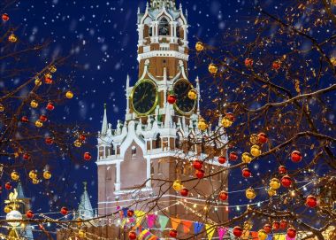 Noel Moskova'da. Yeni yıl kırmızı kare dekore edilmiştir.