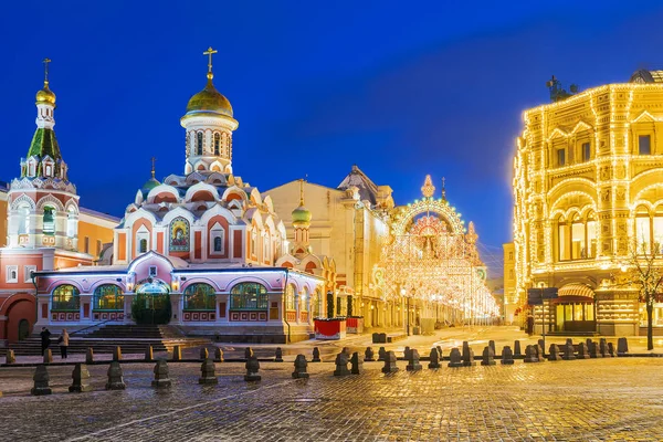 Navidad en Moscú. Vista de la calle Nikolskaya. La inscripción —  Fotos de Stock