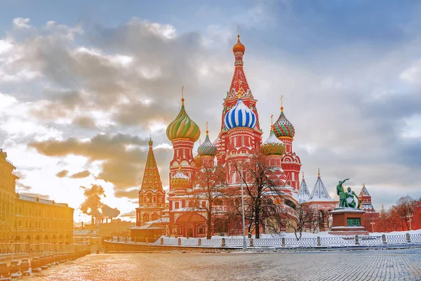 St. Catedral de Basil contra o pano de fundo do sunri inverno — Fotografia de Stock