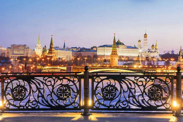 Vista del Kremlin de Moscú desde el puente patriarcal —  Fotos de Stock