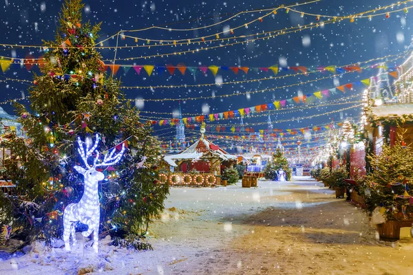 Weihnachten in Moskau. Weihnachtsmarkt auf dem Roten Platz — Stockfoto