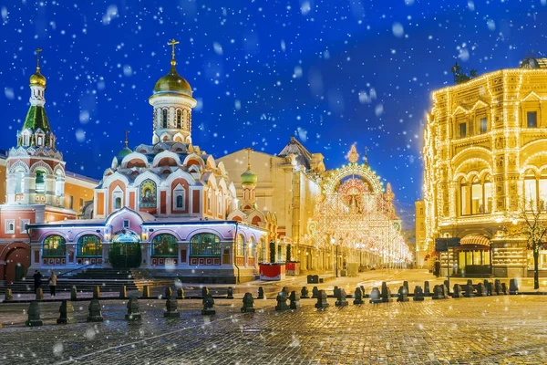 Christmas in Moscow. View of the Nikolskaya street. The inscript — Stock Photo, Image
