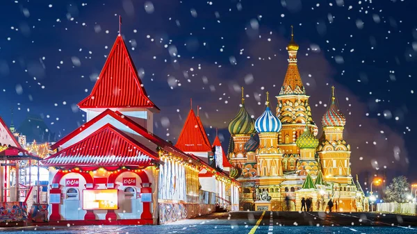 Weihnachtseisbahn auf dem Roten Platz. Unterschrift in Russland Stockbild