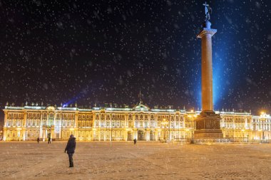 Rusya'nın St. Petersburg kentinde Palace Meydanı'nda gece görünümü