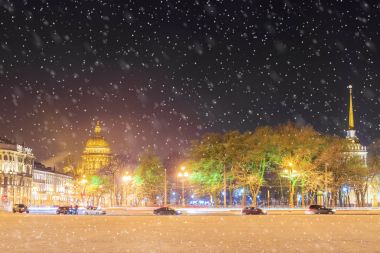 St. Isaac Katedrali ve Bahriye'nın St. Petersburg kışın