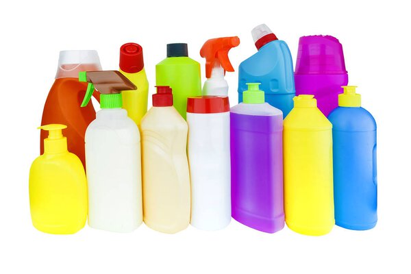 разноцветные бутылки с бытовой химией
