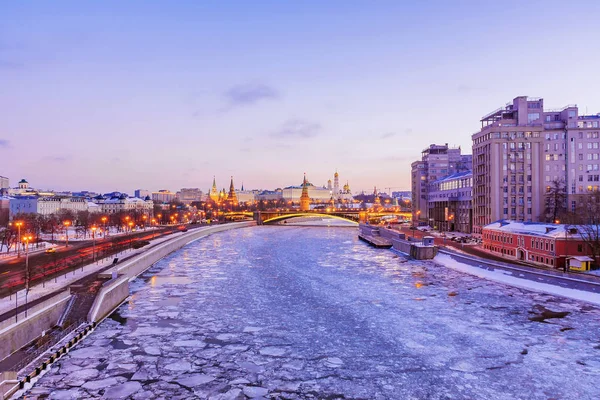 Winters aanblik van het Kremlin in Moskou — Stockfoto