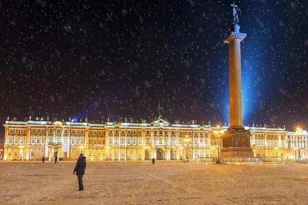 Vista nocturna en la Plaza del Palacio en San Petersburgo, Rusia —  Fotos de Stock