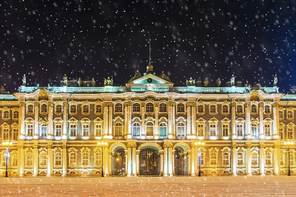 Зимний дворец на Дворцовой площади в Санкт-Петербурге — стоковое фото