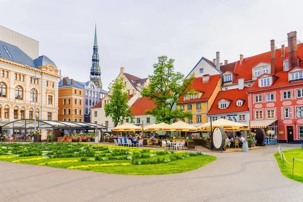 Riga, Łotwa Lipiec 10, 2017: Livu Square. Obszarze Livu jest con — Zdjęcie stockowe