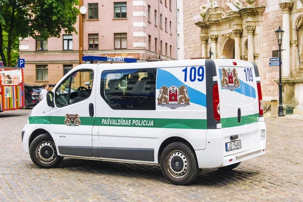 RIGA, LETONIA-JULIO 11, 2017: Un coche de policía en la calle de la ol — Foto de Stock