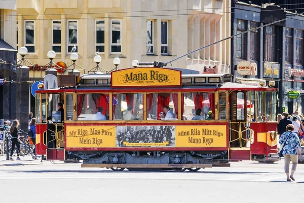 RIGA, LETTONIA-11 LUGLIO 2017: vecchio tram retrò sulla strada della vecchia R — Foto Stock