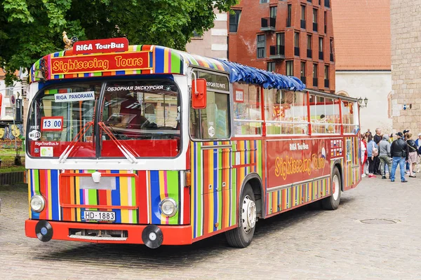 RIGA, LATVIA-11 JULIO 2017: Autobús turístico para un tour turístico en — Foto de Stock