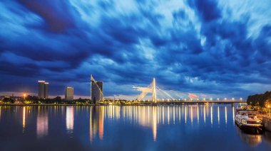 Panorama gece Riga, Letonya