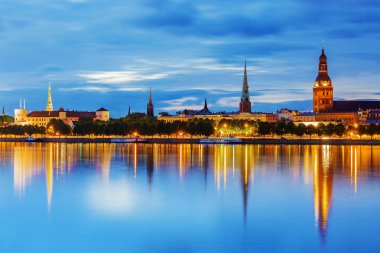 Panorama gece Riga, Letonya