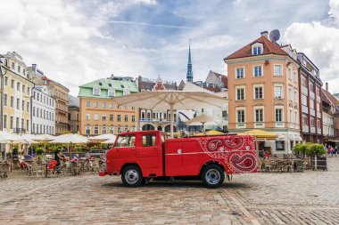 Riga, Letonya-10 Temmuz 2017: sokak kafeleri kulesi olarak Dome Meydanı