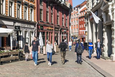Riga, Letonya-11 Temmuz 2017: Old Riga'nın turizm Caddesi Kaptan