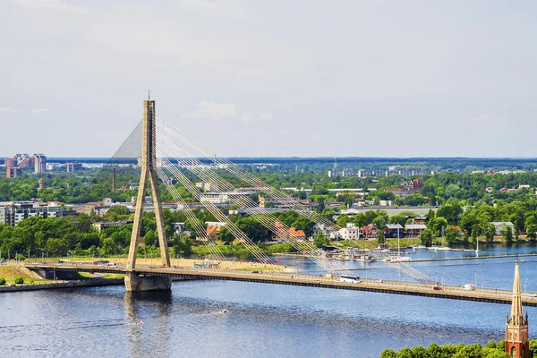 Ponte de cabo sobre o rio Daugava em Riga, Letónia — Fotografia de Stock