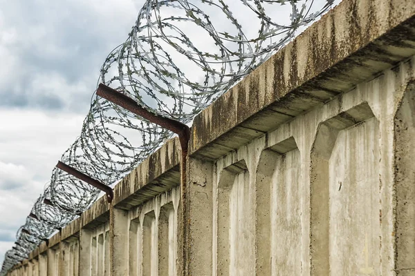 Concrete fence with barbed wire — Stock Photo, Image
