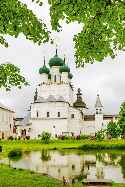 Kremlin ve Rostov büyük su içinde kilisede görünümü — Stok fotoğraf