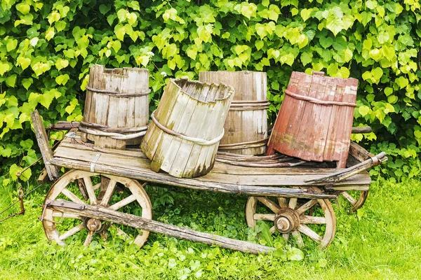 Старий візок з дерев'яними бочками — стокове фото