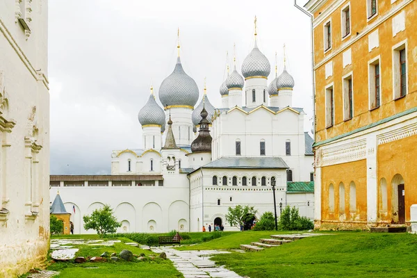Pohled na Kreml a kostel v Rostov veliký v su — Stock fotografie