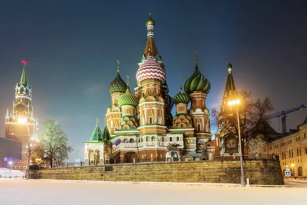 Winter view of the St. Собор Василия Блаженного в Москве — стоковое фото