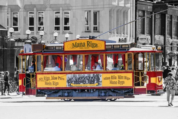 РИГА, LATVIA-11 ИЮЛЬ 2017: старый ретро трамвай на улице старого R — стоковое фото