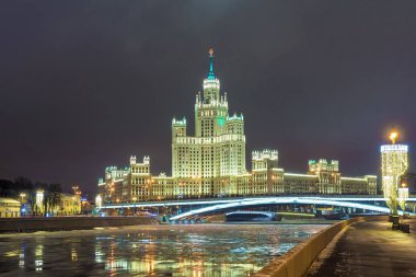 Stalin'in gökdelen Kotelnicheskaya setin Moskova'da üzerinde