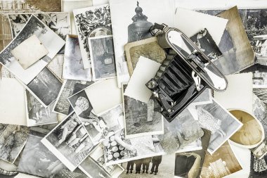 Eski fotoğrafın arka planında retro kamera