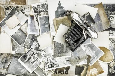 1940-1970 yıllarında çekilen çekimin zamanlamasını gösteren antika fotoğrafların arka planındaki eski bir retro kamera..