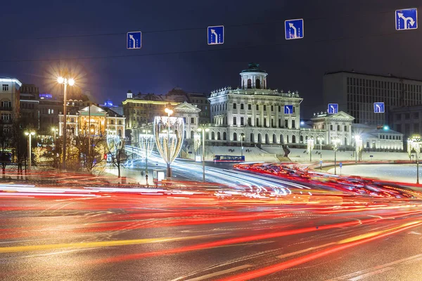 Ruch samochodów w nocy na ulicach Moskwy, Rosja — Zdjęcie stockowe