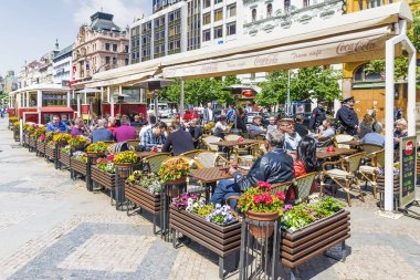 Prague, Çek Cumhuriyeti-Mayıs 15, 2017: Bir sokak kafe Wences üzerinde