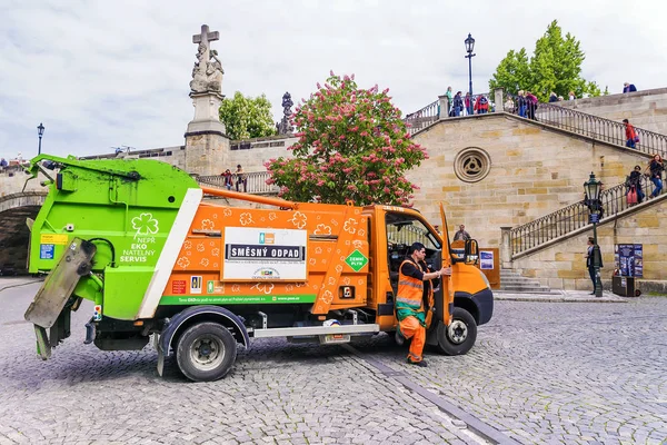 PRAGA, REPÚBLICA CHECA 19 DE MAYO DE 2016: Camión de basura naranja en el — Foto de Stock