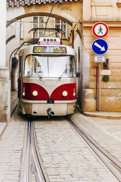 Старый красный трамвай на старых улицах Праги — стоковое фото