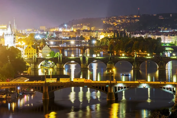 Gece Prag'da panoramik köprü. Çek Cumhuriyeti