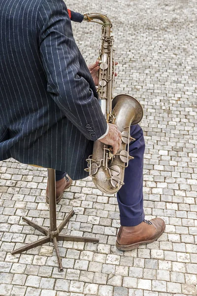 Saxophonist with saxophone — Stock Photo, Image