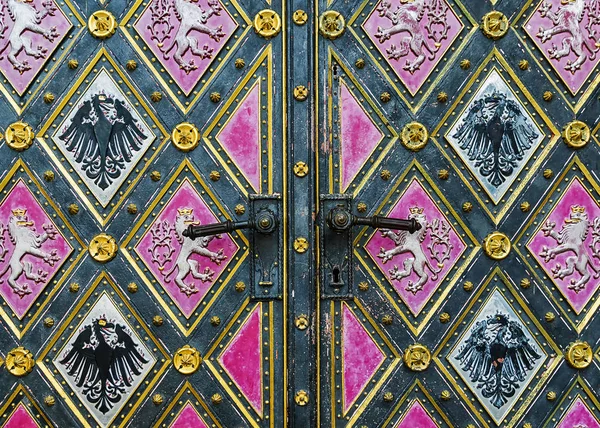 Puerta a la Basílica de San Pedro y San Pablo en Vysehrad en Prag —  Fotos de Stock