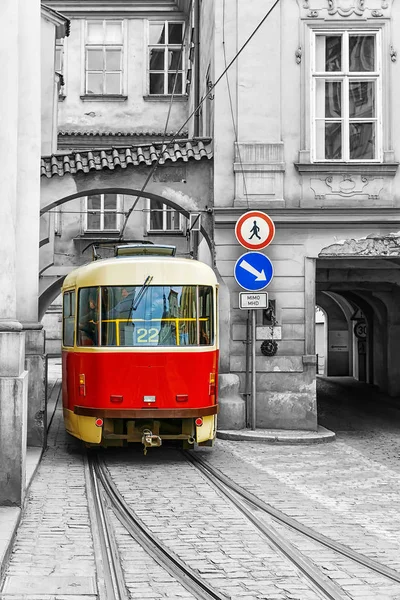 Красный винтажный трамвай на старых улицах Праги — стоковое фото