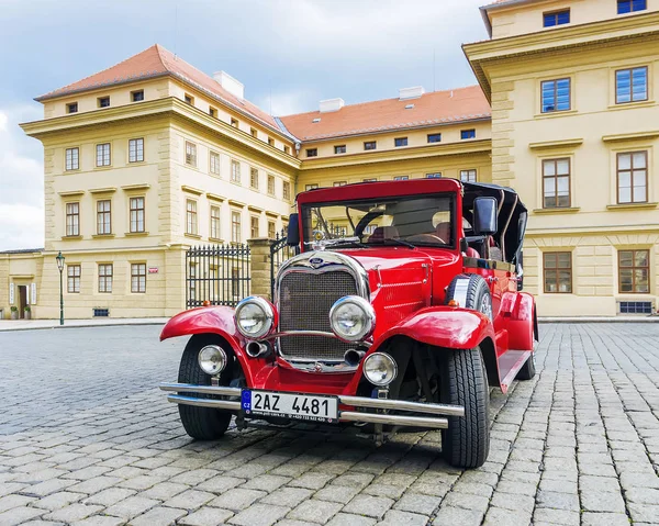 PRAGUE, CZECH REPUBLIC - MAY 17, 2016: A red retro car on the st — Stock Photo, Image