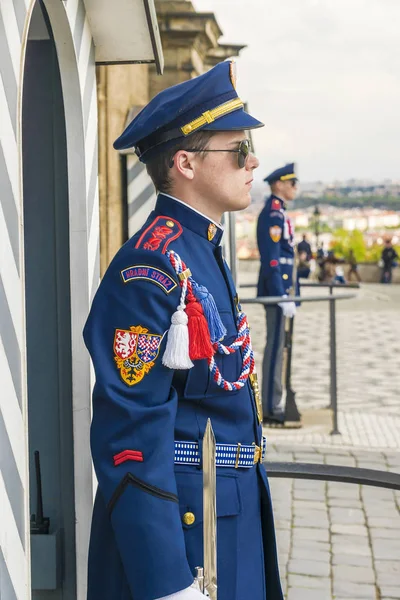 PRAGUE, CZECH REPUBLIC -21 MAY 2016: Soldiers of honor guard at — Stock Photo, Image