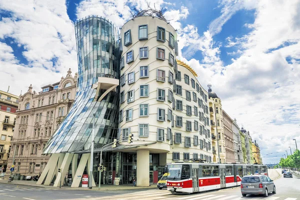 Prag, Tjeckien -21 maj 2016: Dansande huset i Prag. Bu — Stockfoto