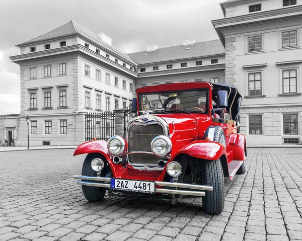 Prague, Cseh Köztársaság - 2016. május 17.: egy piros retro autó a s — Stock Fotó