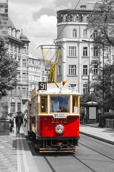 PRAGUE, CZECH REPUBLIC - MAY 22, 2016: Vintage red tram in the o — Stock Photo, Image