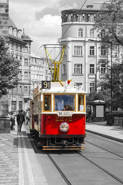 PRAGA, REPÚBLICA CHECA - 22 DE MAYO DE 2016: Tranvía rojo vintage en el o — Foto de Stock