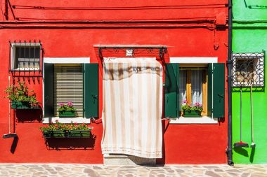 Venedik Burano Adası üzerinde pitoresk cepheler