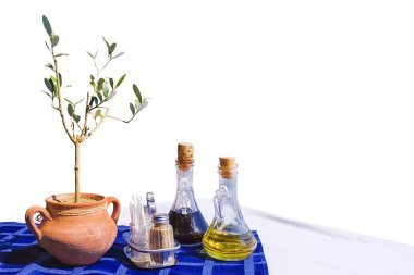 Tablo izole arka planda devam eder.