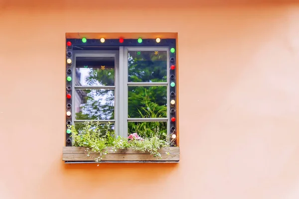 Fönstret dekorerad med blommor — Stockfoto