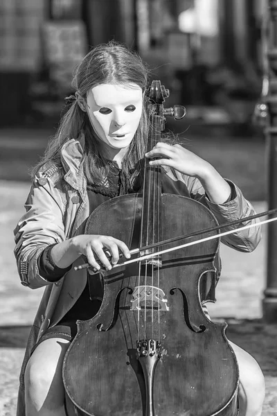 Een straat muzikant in een masker speelt een contrabas — Stockfoto