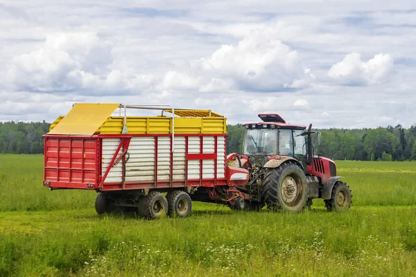 Tractor for harvesting with a silage cart — Stock Photo, Image